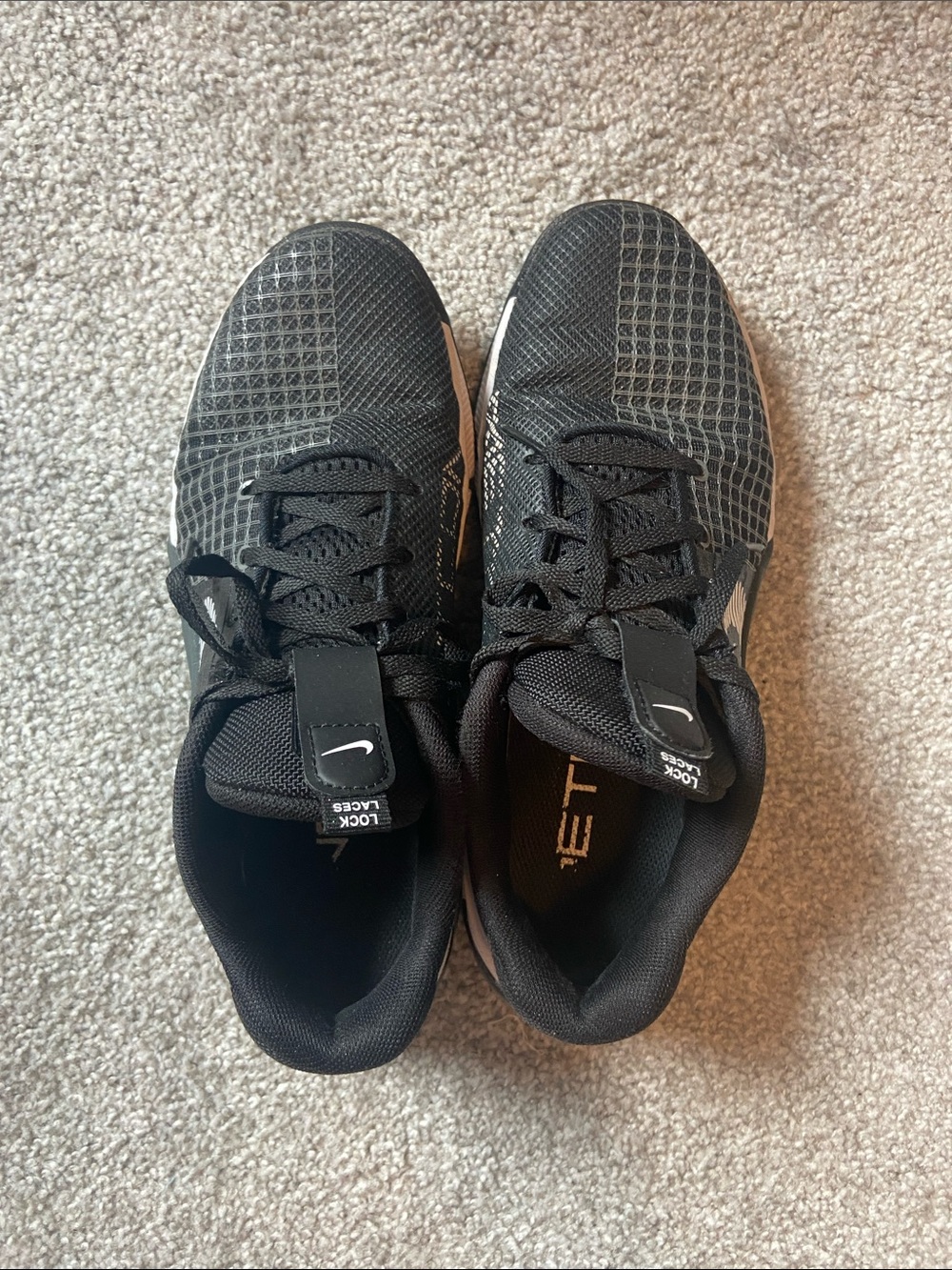 Nike Men’s Black Athletic Sneakers with Grid-Pattern Upper